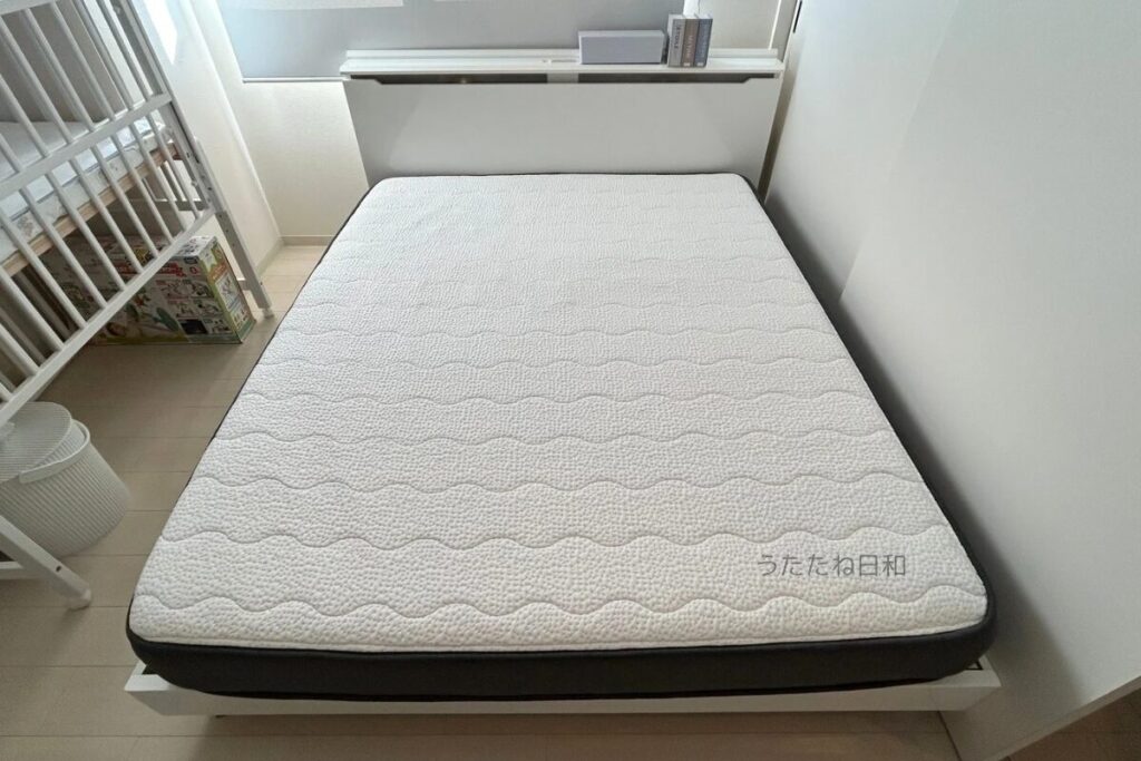 NELLマットレス（クイーンサイズ）を部屋に置いたイメージ
