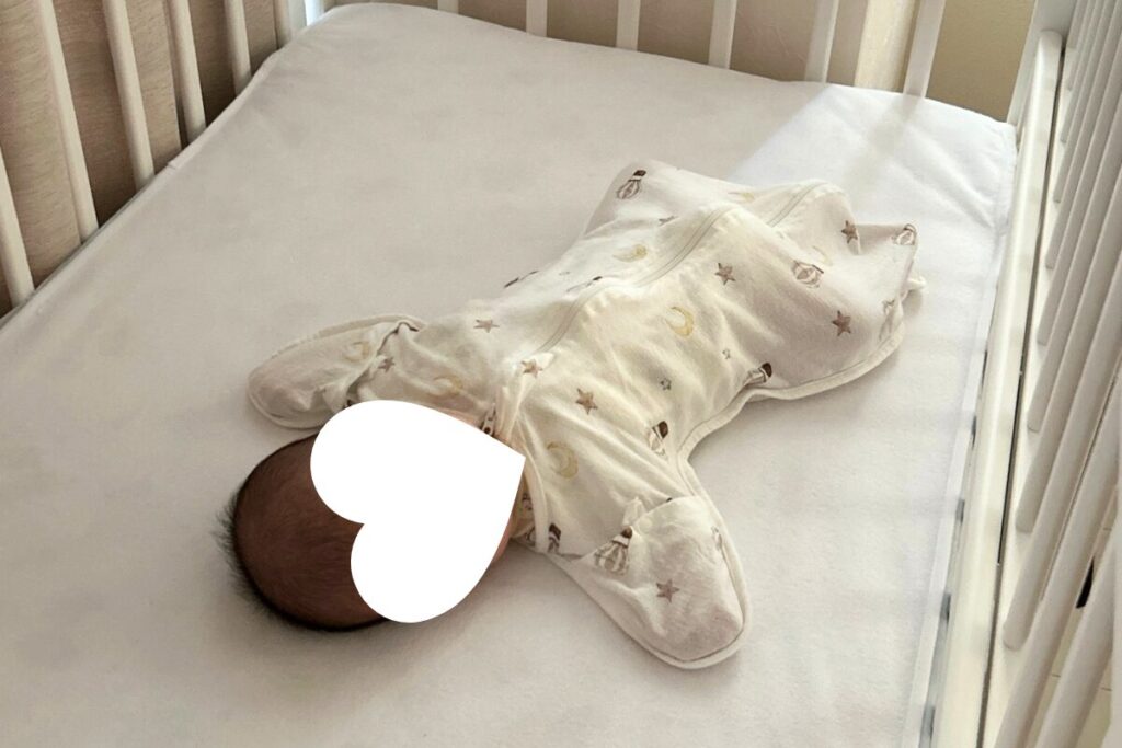 赤ちゃんがベビーベッドで寝ている様子